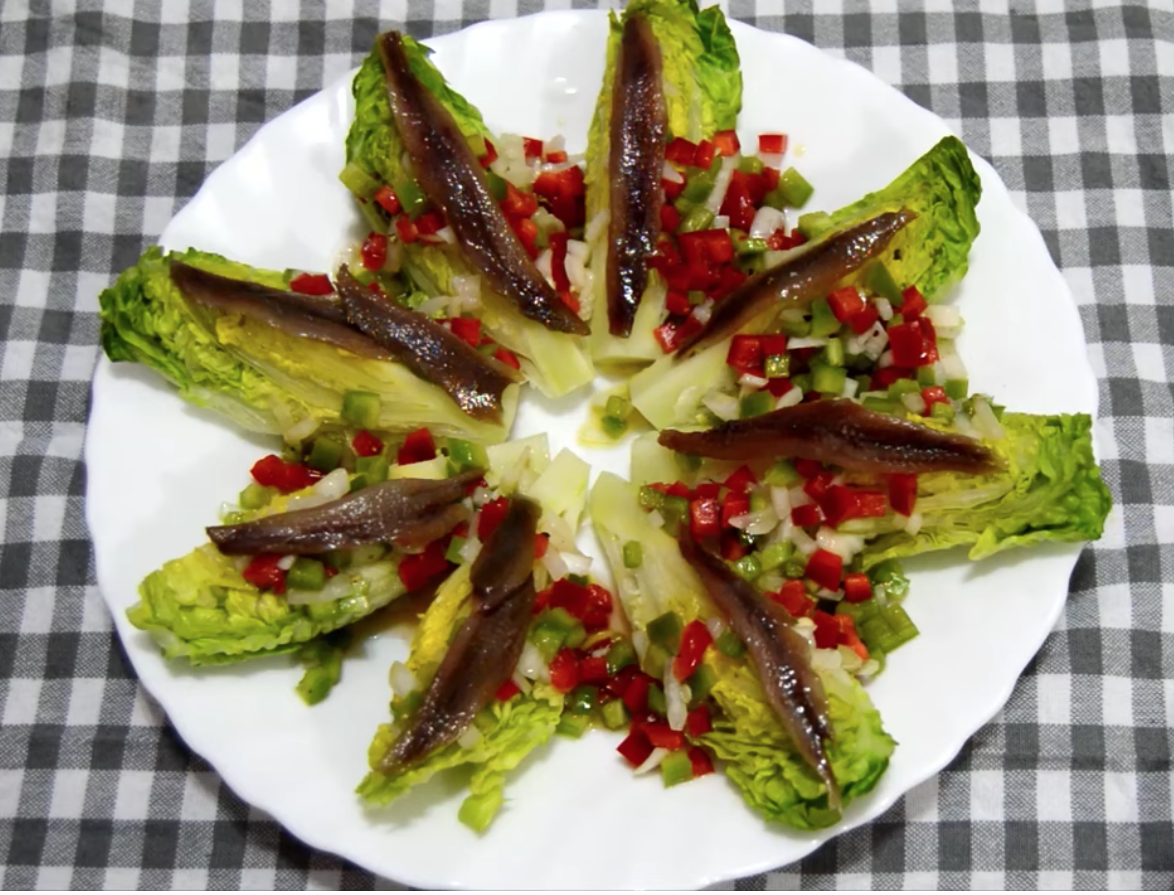 ENDIVIAS CON ANCHOAS, PECHUGA DE POLLO Y CREMA DE REMOLACHA